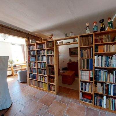 ... mit Bücherwand als Raumteiler