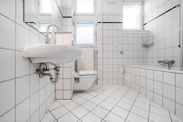 Tageslichtbad mit Wanne