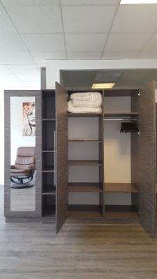 Kleiderschrank geöffnet