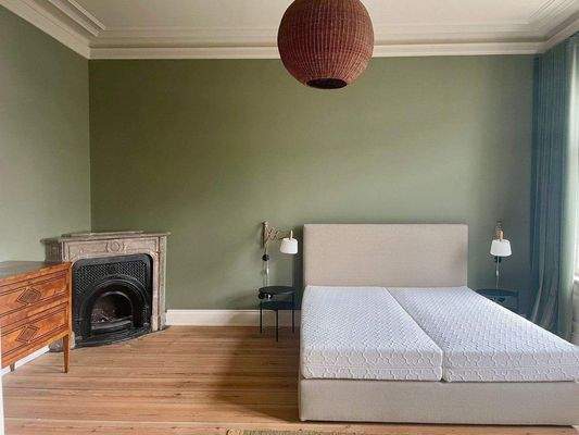 Schlafzimmer mit Kamin