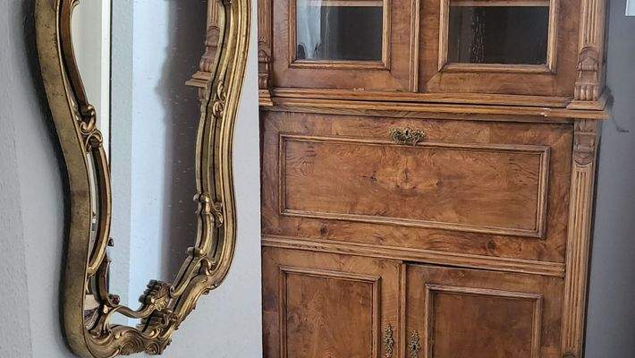 Flur mit antikem Schrank