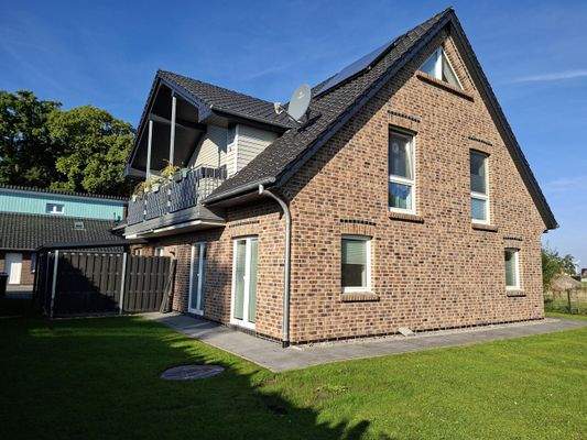 Hausansicht mit Gartenansicht