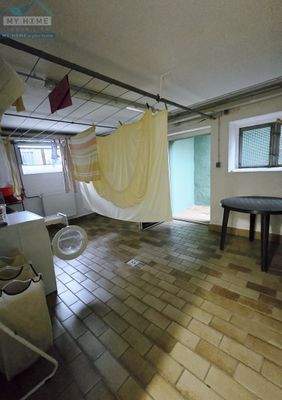  Waschkeller, gefliest mit Zugang zum Innenhof