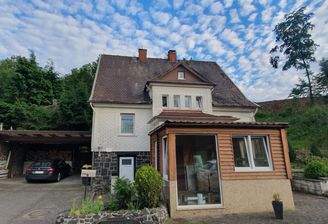 Hausansicht_Vorderseite_mit Carport.JPG