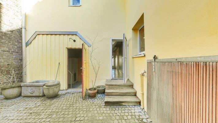 Innenhof mit Terrasse und separatem Zugang