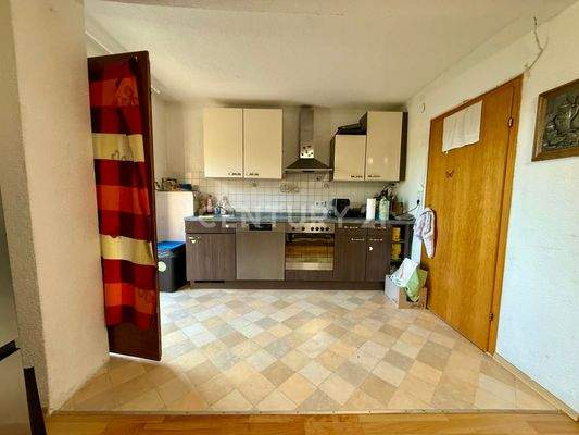 Küche mit Ausgang zum Balkon im OG