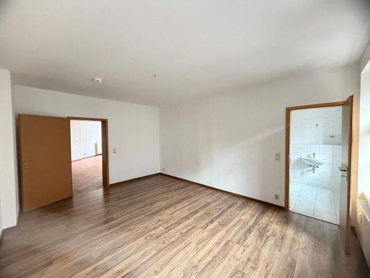 Leerer Raum mit Parkettboden