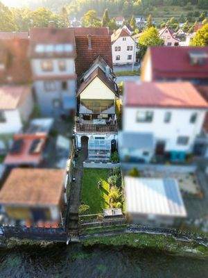 Hinteransicht mit Garten