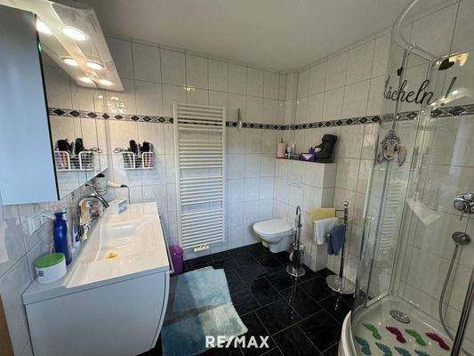 Wohnhaus OG Zimmer 2 - Bad-WC 1