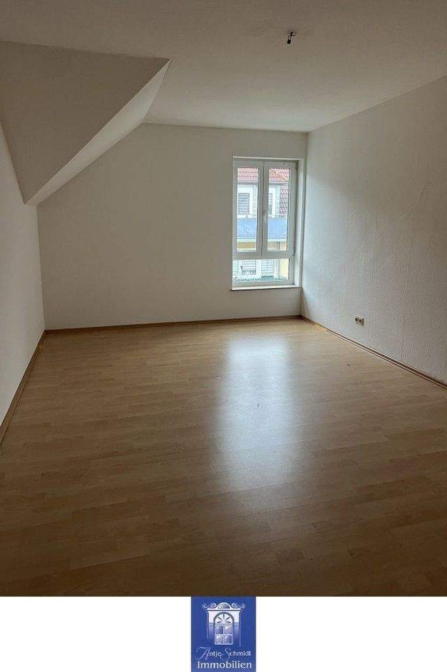 Himmlisch Wohnen unterm Dach mit großer Küche und Tageslichtbad! - Photo 1