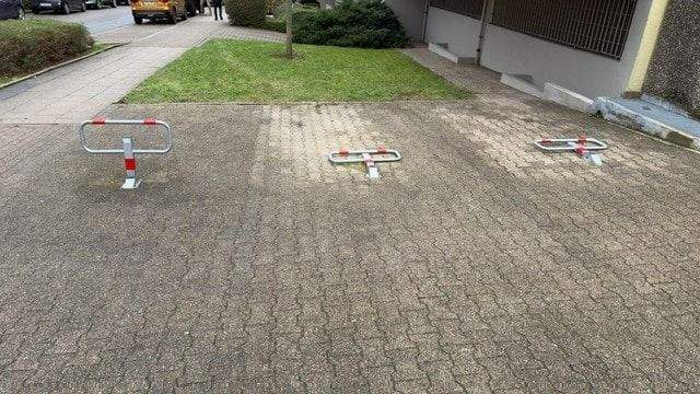 PKW-Stellplatz links