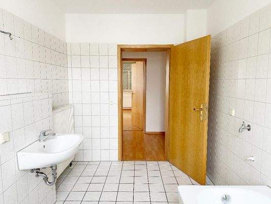 Tageslichtbad mit Blick Richtung Flurbereich