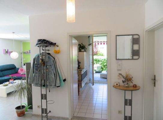 7-Eingang-Diele+Blick Küche.JPG