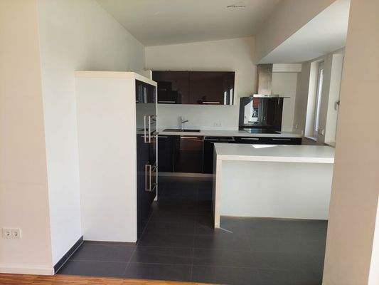 Blick vom Wohnzimmer in den Küchenbereich