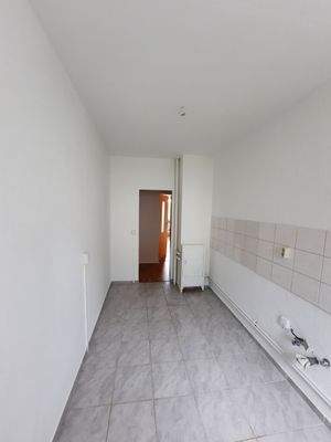 Helle Küche mit Fliesenboden