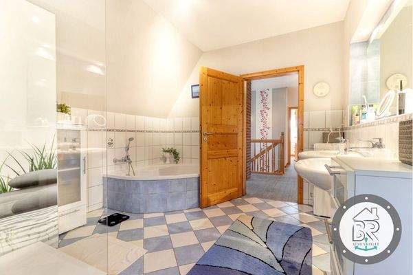 Großzügiges Badezimmer mit Eckbadewanne