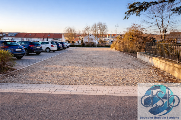 Offenes Kiesparkplatz bei Sonnenuntergang.png