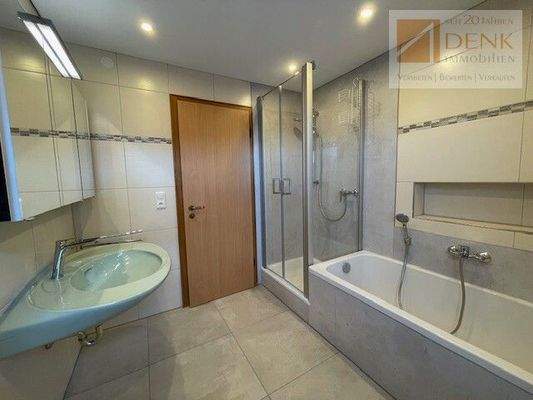 Bad m. farblichen Akzent, Bild 1