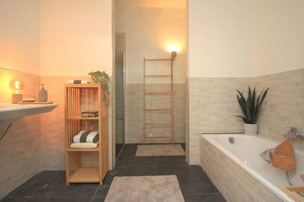 Bad mit Dusche und Wanne