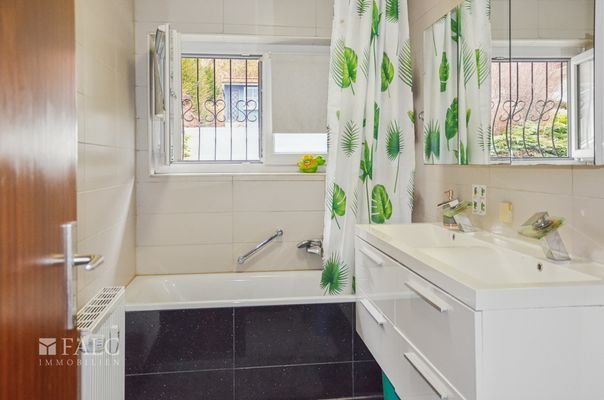 Badezimmer Erdgeschoss – stilvoll & gepflegt