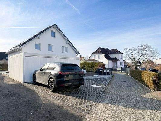 Garage und Stellplatz 