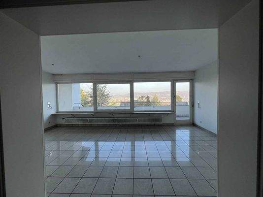 Blick v. Küche ins Wohnzi