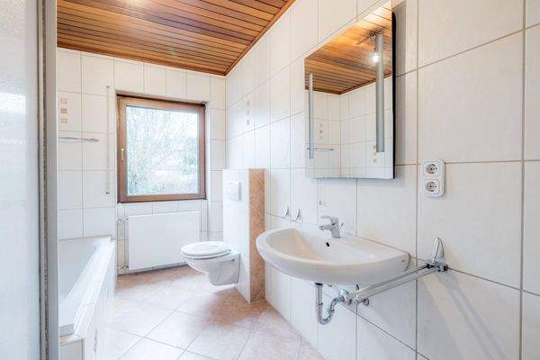 Bad mit Wanne und Dusche EG