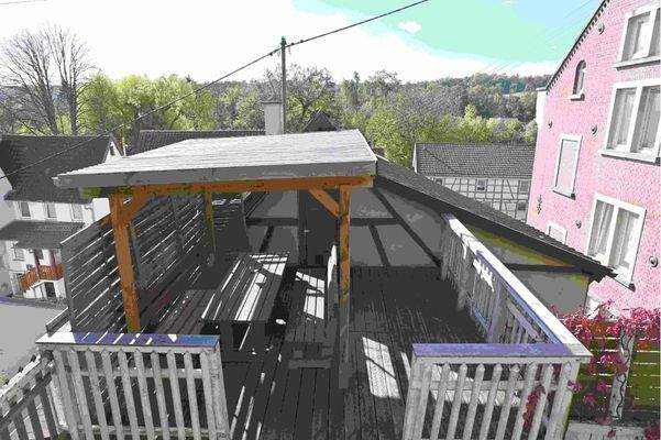 Terrasse zwischen Garten und Haus