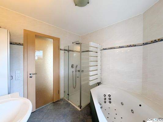 Badezimmer mit Wanne und Dusche