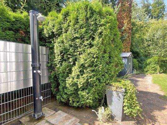 Außendusche im Bereich der Einliegerwohnung