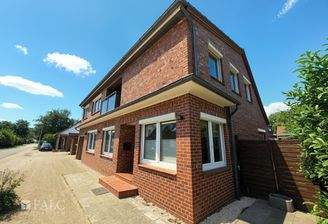 Seitlicher Blick von der Straße