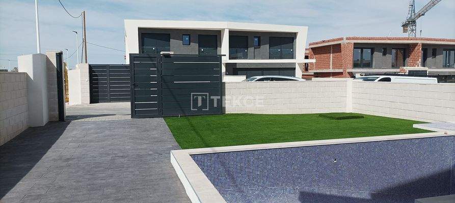 Semi-Detached Houses Featuring Private Pool in Gran Alacant