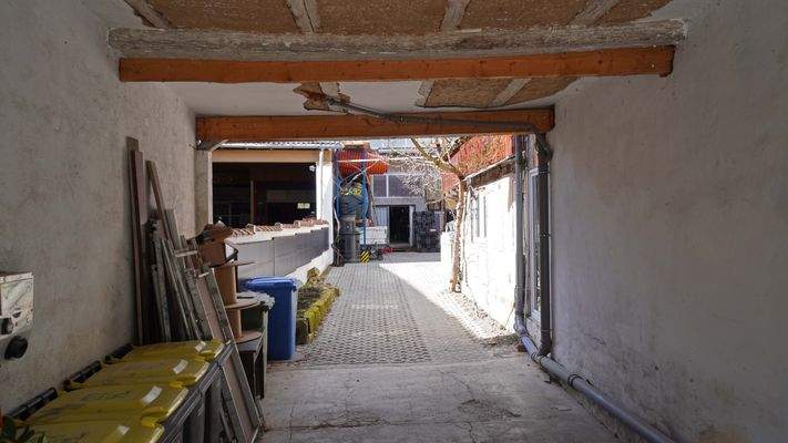 Der Innenhof ist über eine 3,14 m breite und 2,73 m hohe Tordurchfahrt gut befahrbar