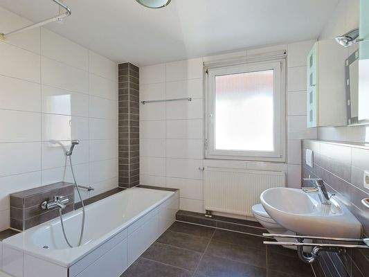 Tageslichtbad mit Badewanne und Dusche