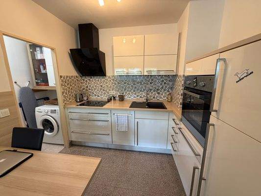 offene moderne Küche mit Abstellkammer