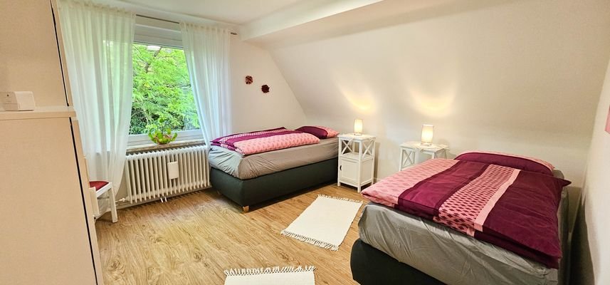 Schlafzimmer mit 2 Einzelbetten