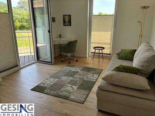 Zimmer-Büro mit Zugang zum Balkon