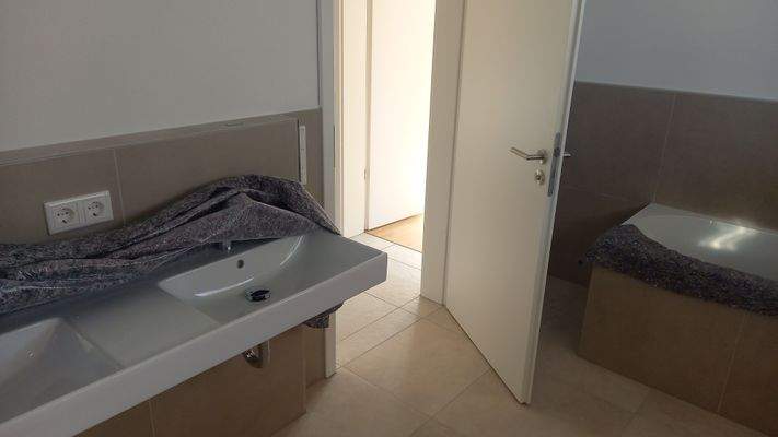 zweites, großes Bad mit Doppelwaschtisch und Wanne