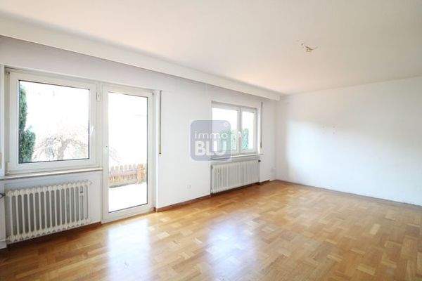 großzügiges Wohnzimmer mit Terrassen- und Gartenzugang