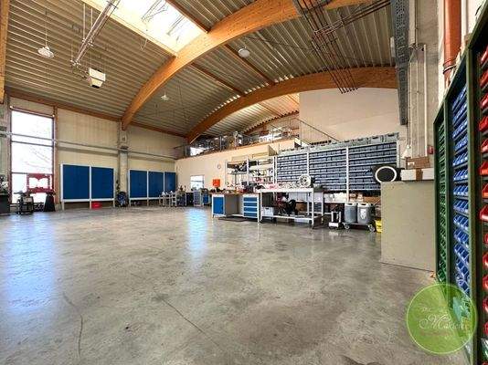 Weitläufige Halle für ...