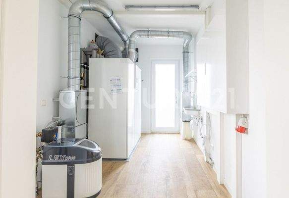 Moderne Heizanlage, Enthärtungsanlage und Außenzugang