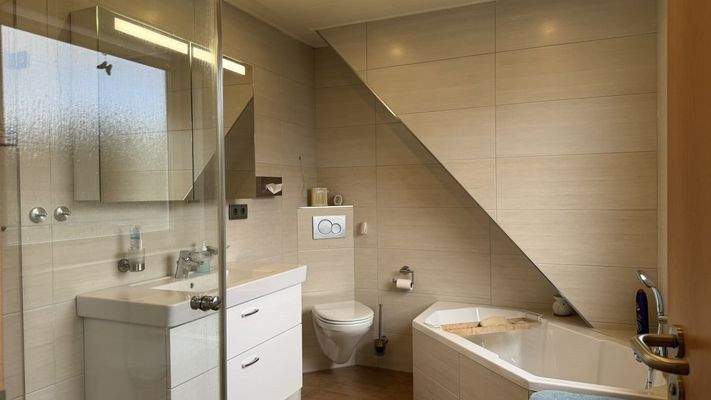 Wannenbad mit Dusche im OG