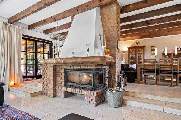 mit mittig platziertem Kamin