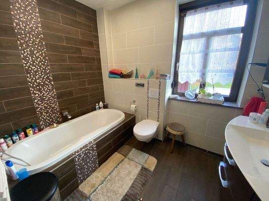 Modernes Bad mit Wanne u. WC im EG, Einbau 2018.jp