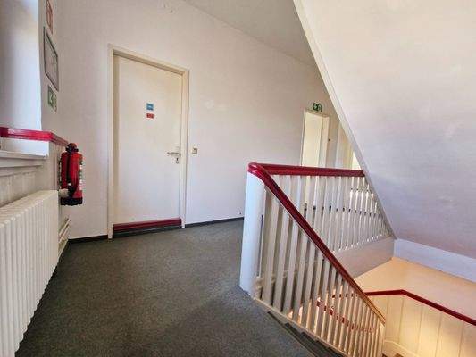 OG  Flur mit Treppe (GR 2.1)