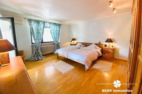 Masterbedroom Schlafzimmer mit Balkon