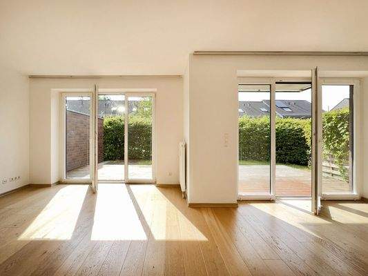 Austritt zur Terrasse und dem Gartenanteil