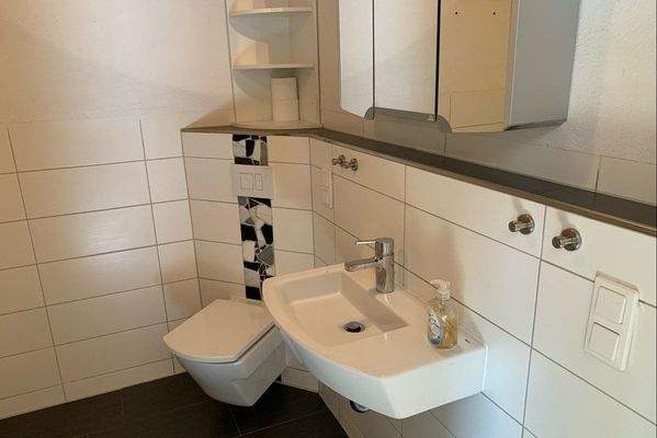 Wannenbad der Einliergewohnung (Bild 2)