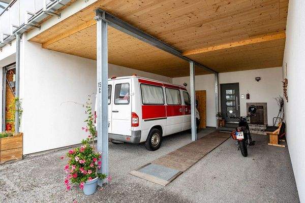 Carport und Eingang Wohnhaus