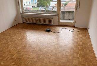 Wohnzimmer mit Zugang zum Balkon